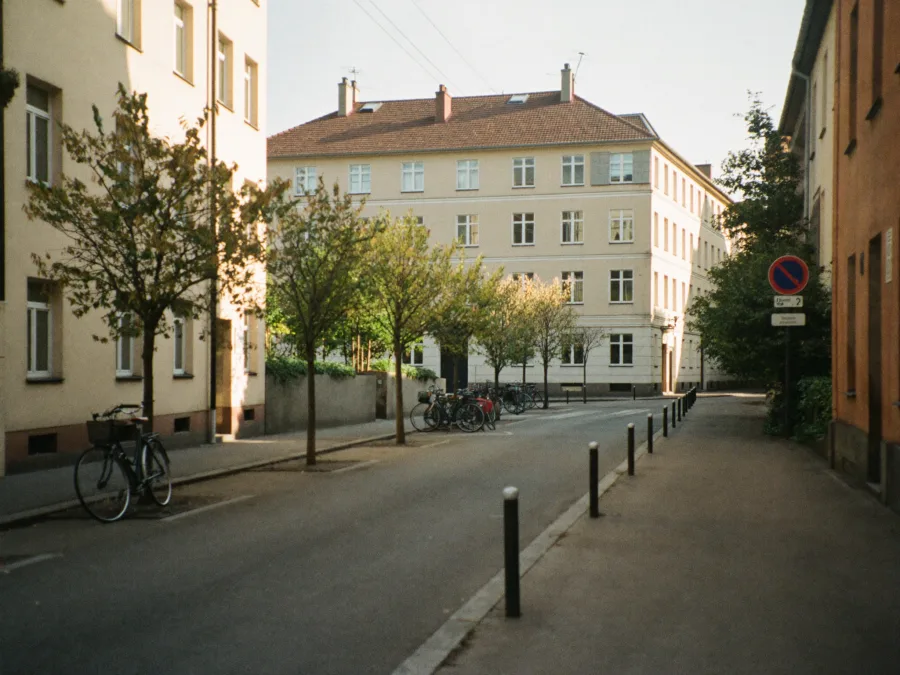 Ruhige Wohnstraße mit Altbauten und Bäumen am Morgen
